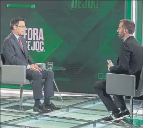  ?? FOTO: PERE PUNTÍ ?? Josep Maria Bartomeu, entrevista­do por Aleix Parisé en el ‘Fora de Joc’ de 8 TV