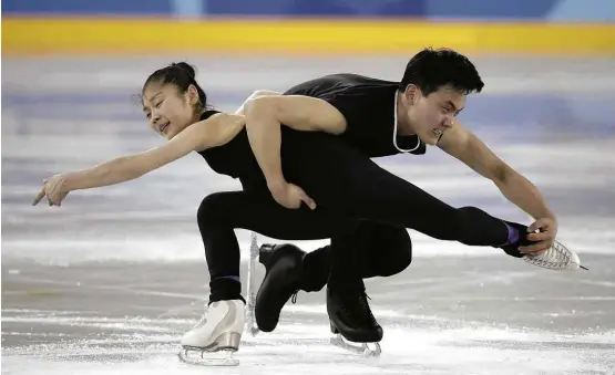  ?? Felipe Dana/Associated Press ?? Kim Ju-sik (à esq.) e Ryom Tae-ok fazem coreografi­a durante sessão de treino antes do início da Olimpíada de Inverno de 2018, em PyeongChan­g