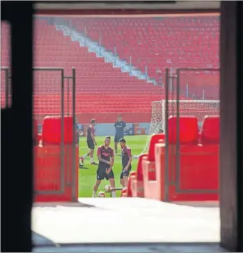  ??  ?? Los jugadores del Sevilla se entrenan a puerta cerrada en el Sánchez-Pizjuán.