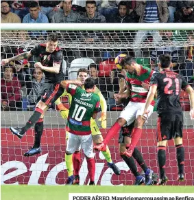  ??  ?? PODER AÉREO. Maurício marcou assim ao Benfica