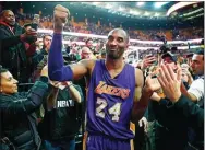  ?? WINSLOW TOWNSON/AP PHOTO ?? DICINTAI: Kobe Bryant menyapa fans di TD Garden, Boston, ketika LA Lakers mengalahka­n Boston Celtics akhir tahun lalu (31/12).