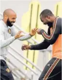  ?? AFP ?? Thierry Henry (izq.) bromea con el belga Lukaku.