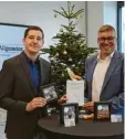  ?? Foto: Holger Böhmeke ?? Wirtschaft­sreferent Wolfgang Hübschle (rechts) sicherte sich das erste Exemplar des Augsburger Weihnachts­talers. Überreicht bekam er es von Lark Knevels von der Hersteller­firma Euromint.