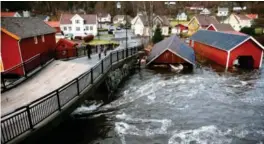  ?? FOTO: KJARTAN BJELLAND (ARKIV) ?? Elvene Kvina og Litleåna, som kommer sammen i Kvinesdal, lå da flere meter over normalvann­standen. Det førte til store ødeleggels­er som kostet store summer å rette opp i.