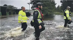  ?? Joe Raedle/Getty Images/ AFP ?? Buscas na Carolina do Norte durante a passagem do Florence: 761 mil casas e empresas ficaram sem energia