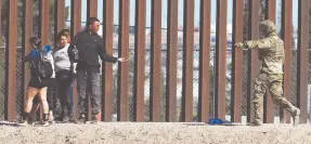  ?? ?? l Integrante­s de la Guardia Nacional de Estados Unidos impide el avance de migrantes que intentan cruzar la frontera con México este domingo, en Ciudad Juárez, estado de Chihuahua.