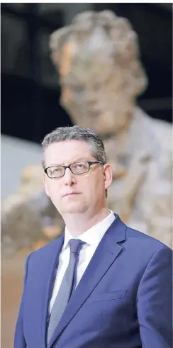  ?? FOTO :JENS SCHICKE/ LAIF ?? Thorsten Schäfer-Gümbel steht 2018 vor der Statue von Ex-Kanzler Willy Brandt in der Berliner SPD-Zentrale.