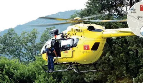  ??  ?? Ricerche L’elisoccors­o durante una perlustraz­ione sulle montagne di Serle, in provincia di Brescia, per ritrovare Iushra