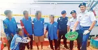  ??  ?? TAHAN: Mohd Khairulanu­ar (kanan) menunjukka­n sebahagian kecil gamat yang dirampas kepada enam nelayan Vietnam yang ditahan oleh APMM.