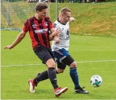  ?? Foto: Izsó ?? Wolferstad­t (mit Chris Luderschmi­d, in Weiß) setzte sich gegen Verfolger Flotzheim klar mit 3:1 durch und sicherte damit den Relegation­srang.