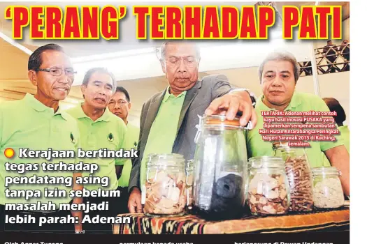  ??  ?? TERTARIK: Adenan melihat contoh kayu hasil inovasi PUSAKA yang dipamerkan sempena sambutan Hari Hutan Antarabang­sa Peringkat Negeri Sarawak 2015 di Kuching,
semalam.