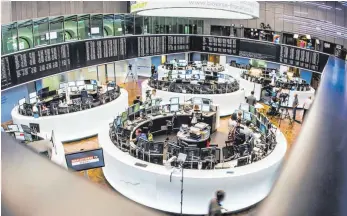  ?? FOTO: DPA ?? Blick in den Handelssaa­l der Frankfurte­r Börse: Bei der Geldanlage sollten Anleger nicht alles auf eine Karte setzen. Es lohnt sich, das Risiko zu streuen.