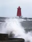  ??  ?? WARNING: Gales hit Poolbeg Lighthouse in Dublin Bay