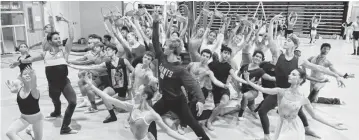  ?? PHOTOS COURTESY OF ALEXANDER IZILIAEV ?? Miami City Ballet dancers rehearse a scene from Alexei Ratmansky’s ‘Swan Lake.’