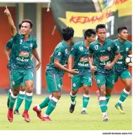  ?? ANGGER BONDAN/JAWA POS ?? MENANTI: Para pemain PSS Sleman merayakan gol saat melawan Persebaya di Stadion Maguwoharj­o (17/2). PSS akan berlaga di Liga 2.