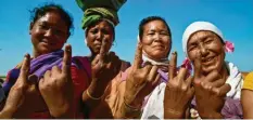  ?? Foto: dpa ?? Diese Frauen haben schon gewählt. Das erkennst du an ihren Fingern.
