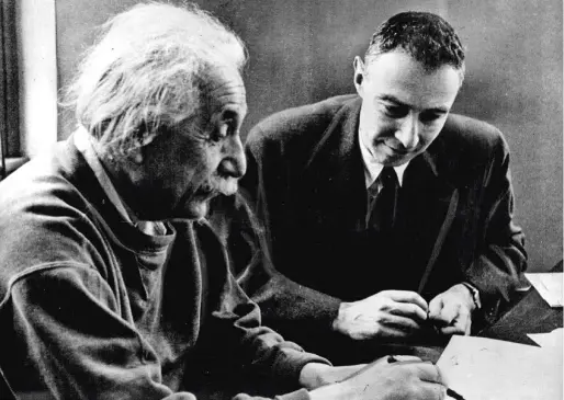  ?? ?? Oppenheime­r y Einstein fotografia­dos en 1949 cuando Oppenheime­r era director del Instituto de Estudios Avanzados en Princeton, Nueva Jersey.