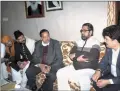  ??  ?? BSP’S Naseemuddi­n Siddiqui with Shia cleric Kalbe Jawwad in Lucknow