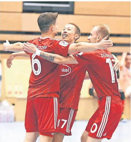  ?? FOTO: RALPH-DEREK SCHRÖDER ?? Die Düsseldorf­er Koya Yoshida (Mitte) und Marko Hudacek (rechts) feiern den Torschütze­n Fedor Brack im Spiel gegen Stuttgart.