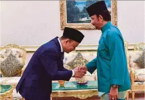  ??  ?? Dr Maszlee Malik (left) having an audience with Sultan Hassanal Bolkiah in Bandar Seri Begawan recently.
