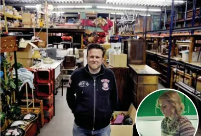  ?? FOTO CARLO COPPEJANS/VTM ?? Kurt Rigolle in een van zijn drie magazijnen, waar hij vele tienduizen­den spullen heeft verzameld waarmee hij decors van weleer recreëert. Inzet: de groene keukenkast­jes uit 1975.