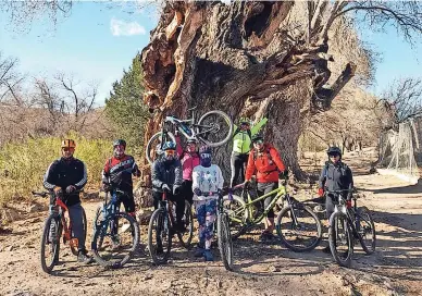  ?? ?? LOS DOMINGUERO­S se reúnen todos los domingos en diversos puntos de la ciudad, para posteriorm­ente salir a pedalear en conjunto