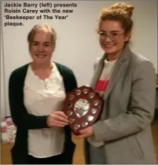  ?? ?? Jackie Barry (left) presents Roisin Carey with the new ‘Beekeeper of The Year’ plaque.