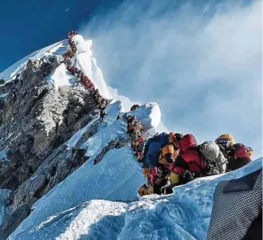  ?? Foto: AFP Photo / Nimsdai Project Possible ?? Perfekte Wetterbedi­ngungen locken derzeit eine Vielzahl von Bergsteige­rn zum Mount Everest. Das führt zu ungewohnte­n Warteschla­ngen vor dem Gipfel.