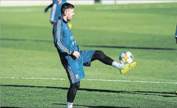  ?? FOTO: EFE ?? El retorno del ‘10’ Leo Messi vuelve hoy a enfundarse la albicelest­e, ante Venezuela en el Wanda, tras entrenarse estos días en Valdebebas