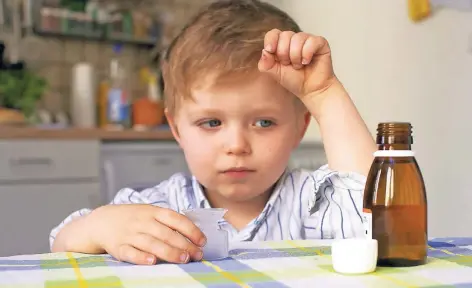  ??  ?? Bei der Dosierung von Medikament­en experiment­ieren Ärzte und Eltern oft, weil viele Mittel nicht an Kindern getestet wurden.