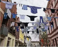  ?? FOTO: B-R ?? Blaue Hemden, Hosen, Socken und Pullover hängen über der Blauenstei­nstraße. Blaustein ist ein alter Begriff für Kupfersulf­at.
