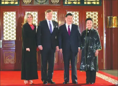  ?? WU ZHIYI / CHINA DAILY ?? President Xi Jinping and his wife, Peng Liyuan, meet on Wednesday with King Willem-Alexander of the Netherland­s and Queen Maxima in the Zhongnanha­i leadership compound in Beijing.