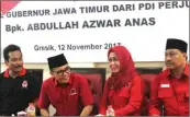  ?? ARIS IMAM/JAWAPOS ?? KONSOLIDAS­I: Dari kiri, Moh. Qosim, Azwar Anas, Siti Muafiyah, dan Sekretaris DPC PDIP Gresik Mujid Riduan.