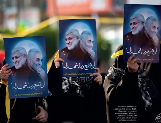  ?? © Afp/hussein Faleh ?? Des Irakiens manifesten­t à Bassora, le 8 janvier 2021, en hommage au général iranien Qassem Soleimani (à droite sur l’affiche), tué un an plus tôt lors d’une opération américaine.