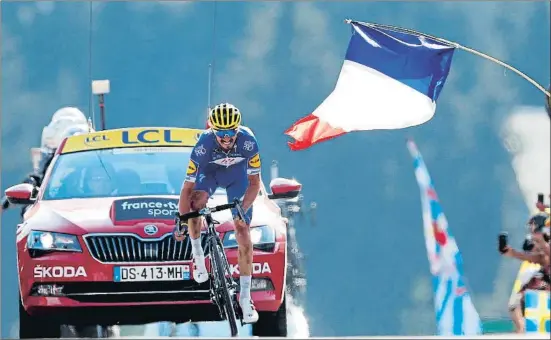  ?? SEBASTIEN NOGIER / EFE ?? Julian Alaphilipp­e fue el vencedor, escapado, en la meta de Le Grand Bornand