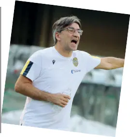  ??  ?? Al timone Ivan Juric sarà alla guida della squadra gialloblù per la seconda stagione consecutiv­a e rimane il valore aggiunto del club insieme al ds Tony D’Amico. Il Verona parte stasera con la Roma per ripetere la bella stagione passata