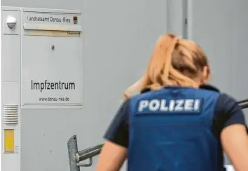  ?? Foto: Stefan Puchner, dpa ?? Polizei im Impfzentru­m: Betroffene des Impfskanda­ls von Wemding können in Nördlingen einen Antikörper­test machen lassen, um he‰ rauszufind­en, ob sie einen Impfschutz haben. Der Impfarzt verabreich­te teils wohl eine Art Placebo.