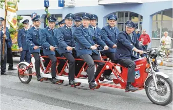  ??  ?? Im Gleichtrit­t auch auf dem Fahrrad: Die Bobinger Feuerwehr war einer von zahlreiche­n Gastverein­en und wartete mit diesem Spezialgef­ährt auf.