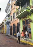  ??  ?? Bunte Kolonialhä­user prägen das Bild der Altstadt Panama Citys.