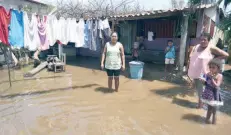  ??  ?? El crecimient­o de los ríos debido al meteoro provocó que cientos de familias quedaran rodeadas por el lodo que arrastró la corriente.