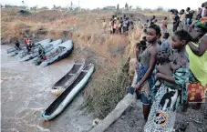  ??  ?? DISPLACED people look at Portuguese marine boats near the village of Muchenesse, Mozambique. | TIAGO PETINGA EPA-EFE