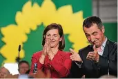  ?? FOTO: DPA ?? Die Grünen-Spitzenkan­didaten Cem Özdemir und Katrin Göring-Eckardt. Ihre Partei feierte in der ehemaligen KindlBraue­rei.