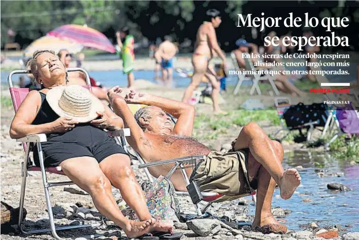  ?? (LA VOZ) ?? Relajados. En playa El Puchuqui, en Santa Rosa de Calamuchit­a, los turistas empezaron a acomodarse. La temporada 2018 pinta aceptable y crece la expectativ­a.