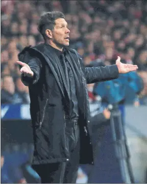  ?? FOTO: PEP MORATA ?? Diego Pablo Simeone pide explicacio­nes desde la banda en el partido de ayer