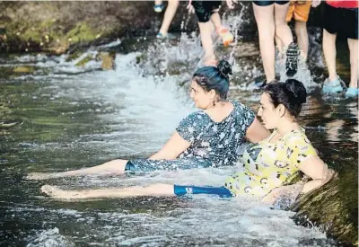  ?? RAQUEL MANZANARES / EFE ?? Dos jóvenes, en el río Iregua, en Logroño, donde las temperatur­as han superado los 40ºC