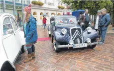  ?? FOTO: MARKUS LEHMANN ?? Bei „Bonjour Aalen“grüßten eine „Ente“und eine „Gangster-Limousine“. Wegen des Dauerregen­s kamen allerdings keine Besucherma­ssen.