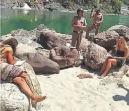  ?? FOTO AP ?? Soldados de la India verifican que varios turistas mexicanos cumplan con la reprimenda por violar la cuarentena ocasioada por el covid-19.