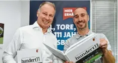  ??  ?? FCA Manager Stefan Reuter und Andreas Schäfer, der das Buch konzipiert­e und wei  te Teile davon verfasste.