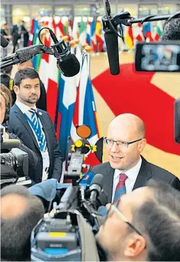  ??  ?? Mit seiner Partei Ano trat Andrej Babiš (links) das erste Mal bei den Parlaments­wahlen 2013 an und erreichte aus dem Stand den zweiten Platz. Der sozialdemo­kratische Premier Bohuslav Sobotka (rechts) konnte seine Beliebthei­t seither nicht halten.