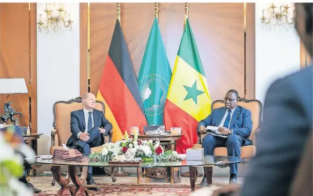  ?? FOTO: MICHAEL KAPPELER/DPA ?? Bundeskanz­ler Olaf Scholz und Senegals Präsident Macky Sall am Sonntag im Präsidente­npalast in Dakar.